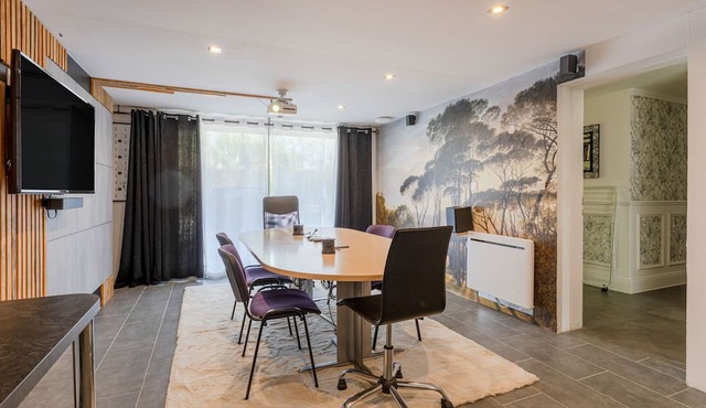 Apartment 'Appt Rez-de-jardin Salle De Réunion' with Garden and Wi-Fi