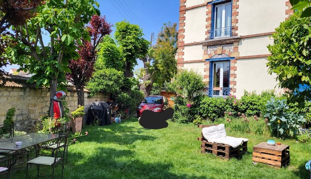 1900 house with lots of charm, 10 minutes from St Lazare and Paris