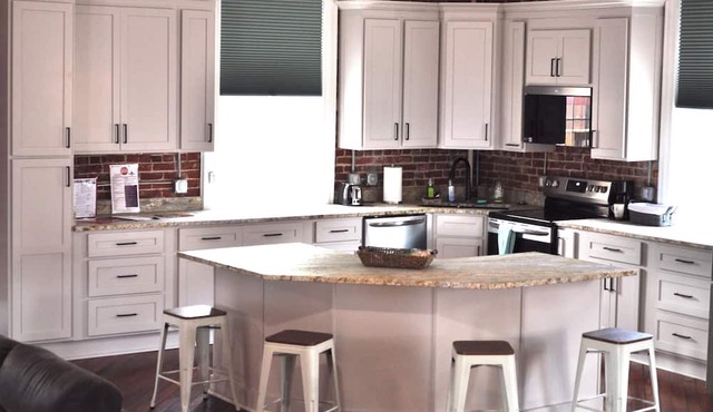 Beautiful 2-bedroom loft apartment with AC and WiFi in lovely Danville