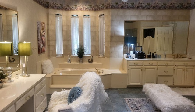 Luxury Living with Family and Friends!