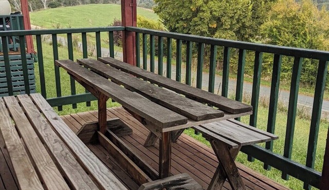 High country cottage, majestic views & fireplace