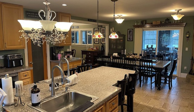 4500 Sq ft Large 5 Bedroom 4 Bath Home Close to Colleges