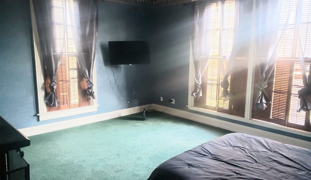 2-bedroom Apt with WiFi, AC, free laundry