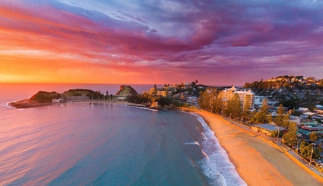 Stylish Lakefront Tranquillity- Kayaks