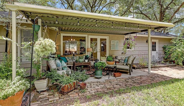 Cozy 3-bedroom house in fabulous Spring Branch, quiet and close to town.
