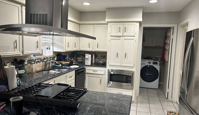 Spacious 4-bedroom house with POOL WiFi and AC in adorable Missouri City