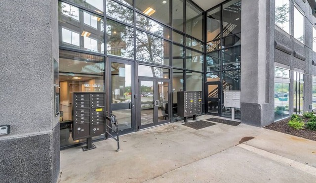 Sleek, modern loft minutes from Airport, FAST WiFi