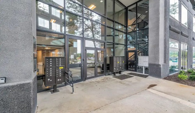 Contemporary Loft Close to Airport Fast Wi-Fi