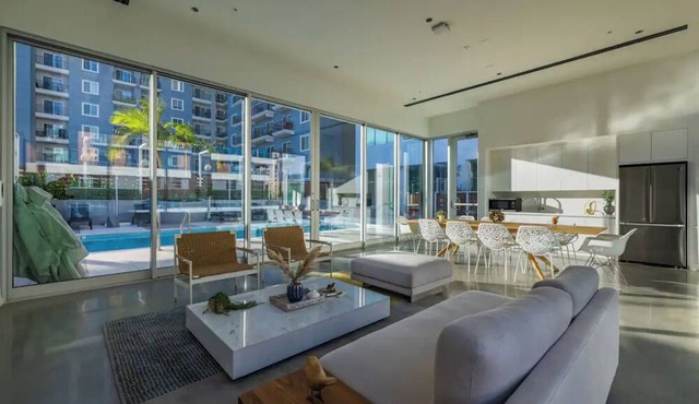 Luxury 1 bdr apt w pool and jacuzzi near the Beach