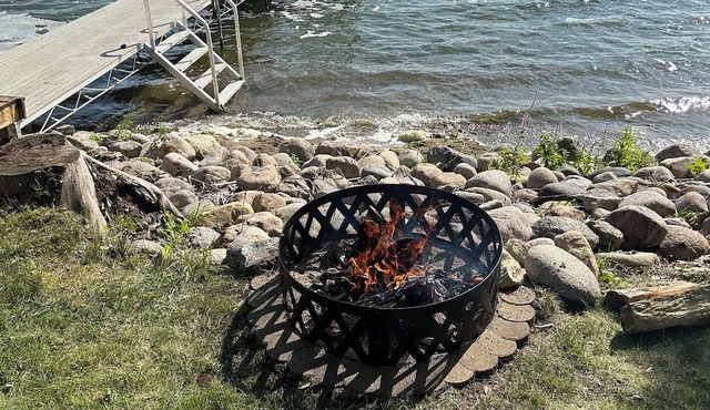 Cozy, pet friendly 2-bedroom cabin on beautiful lake Amelia.