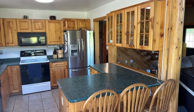 Cozy 2 bedroom plus sleeping loft cabin in delightful Gilman with AC, WiFi