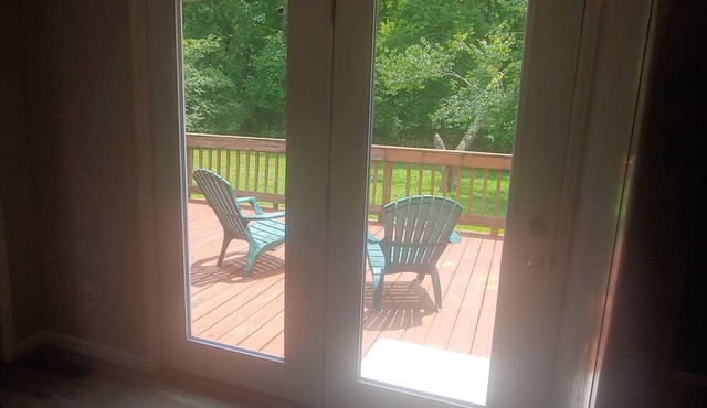 Charming 3-bedroom secluded house surrounded by trees with AC, 4 tvs and WiFi.