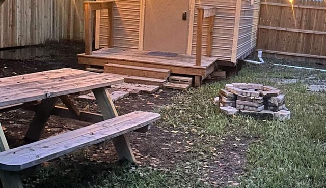 Cozy cabin in welcoming Jacksonville with AC