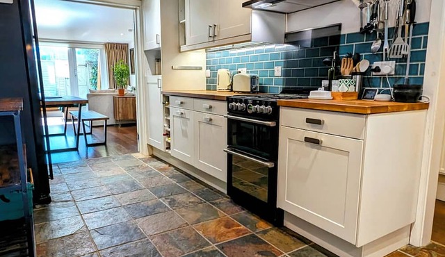 Modern Well Presented Apartment with Garden