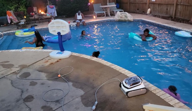 Charming 2-bedroom house in Portsmouth with Wi-Fi, AC, Pool, and pool table.