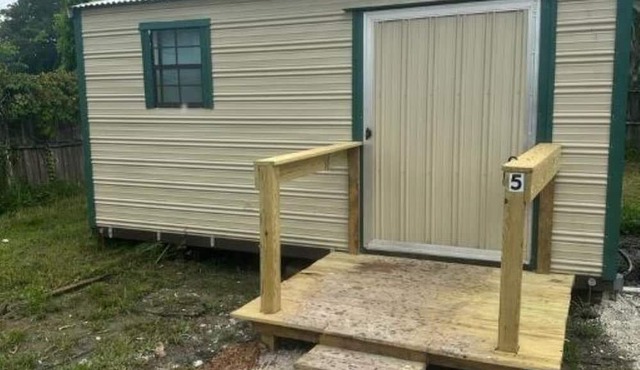 Cozy cabin in enchanting Jacksonville with WiFi, AC