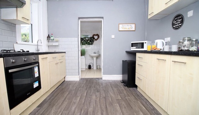 Modern Retreat: Spacious 5-BR Haven in Roath