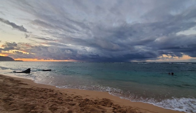 North Shore Ocean and Mountain Views Steps to Aweoweo Beach Park Pet friendly