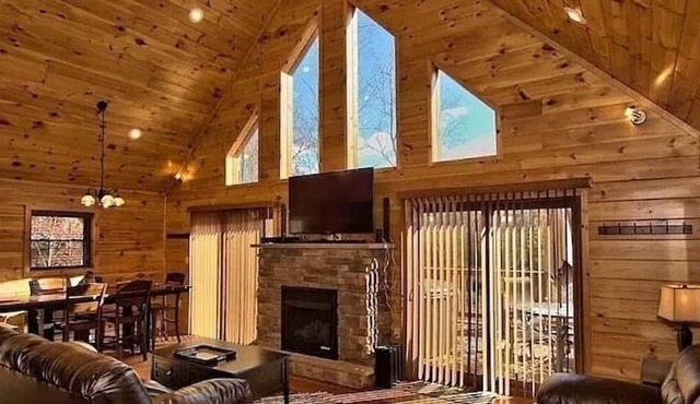 Hot Tub, Pool Table, Fire Pit, 5 MIN TO SKI SLOPES, Secluded /Pet Friendly!