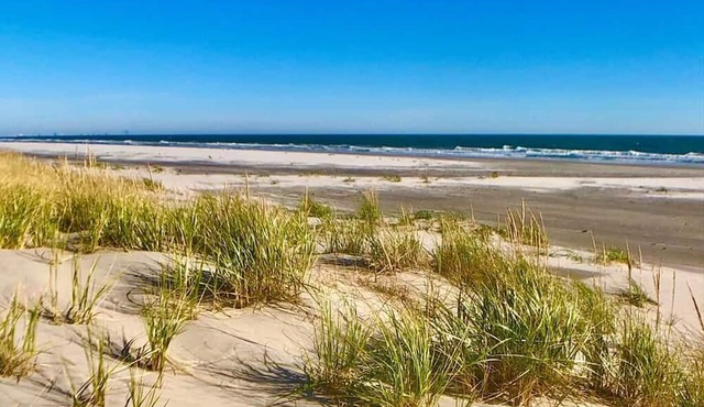 Spacious 4-br townhome with front & back water views, in charming Sea Isle City