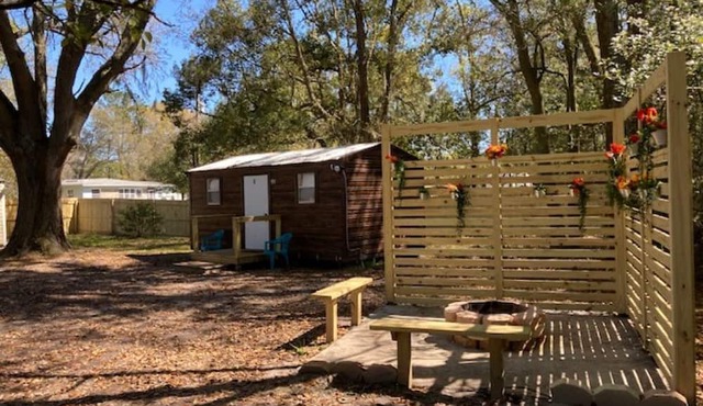 Cozy cabin with 1 bedroom and WiFi, AC in charming Jacksonville