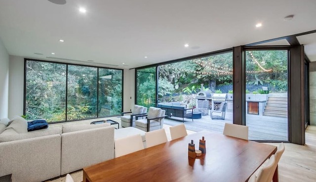 A Zen Paradise - With Hot Tub and Pizza Oven