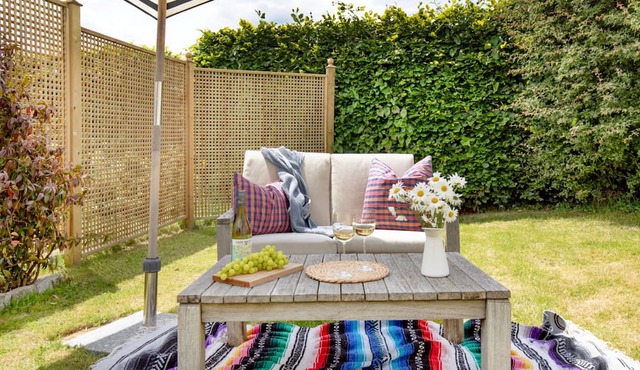 The Annex sleeps 2 guests in 1 bedroom