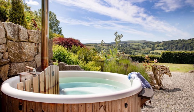 Linscott Farmhouse sleeps 10 guests in 5 bedrooms