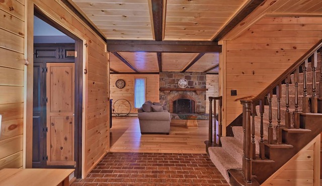 Private 5 acres! Sleeps 20+/8 Bed/3bth NEWLY RENOVATED +HOT TUB/5 MIN TO SKI