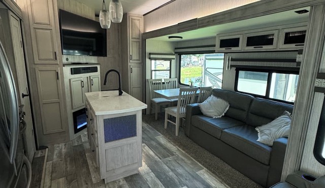 Water Front Lake Conroe Camping in Style 2 bedroom 2 bath