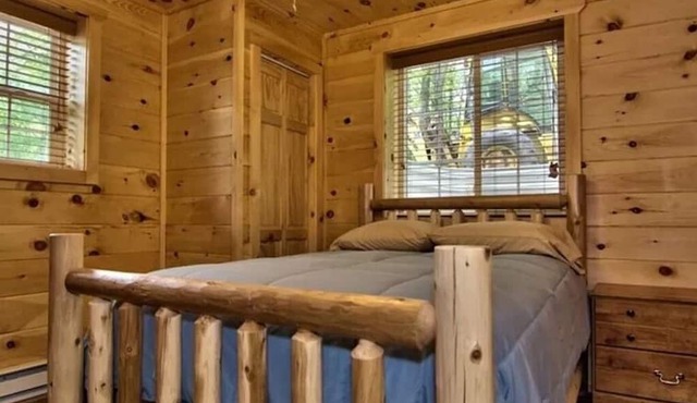 Luxury Cabin Sleeps 14 w/Game Room,HOT TUB,FIRE PIT,BB Court! 5min to SKI SLOPES