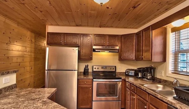 Lux Cabin-5min to SKI SLOPES, BIG game room/Bar, BB Court, HOT TUB, FIRE PIT!