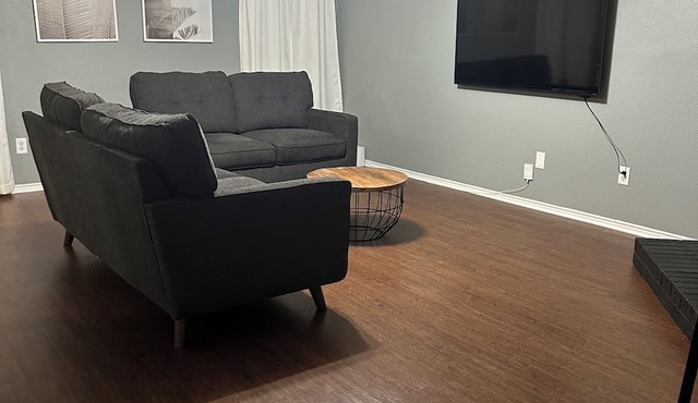 Spacious 4-bedroom house with WiFi and AC in cool Fort Worth