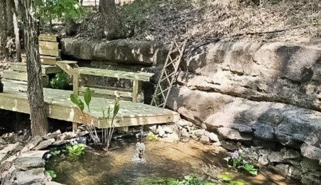 Charming Retreat with Luxurious Amenities and Unique Cave Features