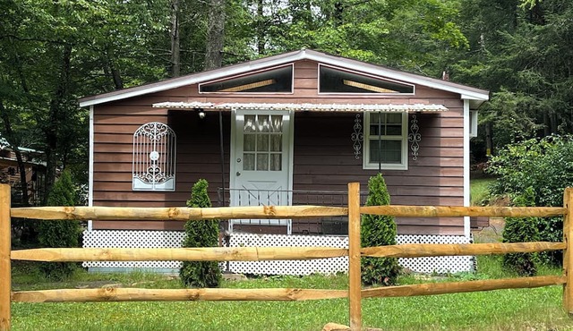 Charming cottage with WiFi/AC, Bicycling, Hiking, canoeing, Snowshoe Mtn, Cass.