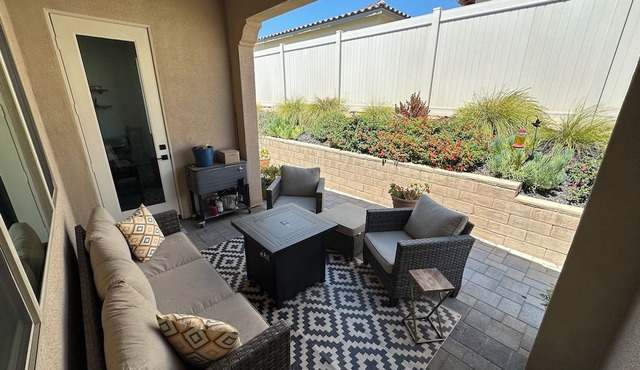 Room in house with access to gym & pool, WiFi in beautiful Santa Paula