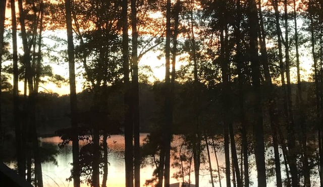 Relaxing water front home on Lake Hartwell, S.C. Beautiful sunsets. Pet friendly
