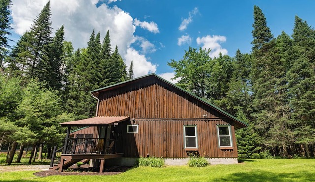 Beautiful 2- bedroom cabin in the Adirondacks with beach/lake access
