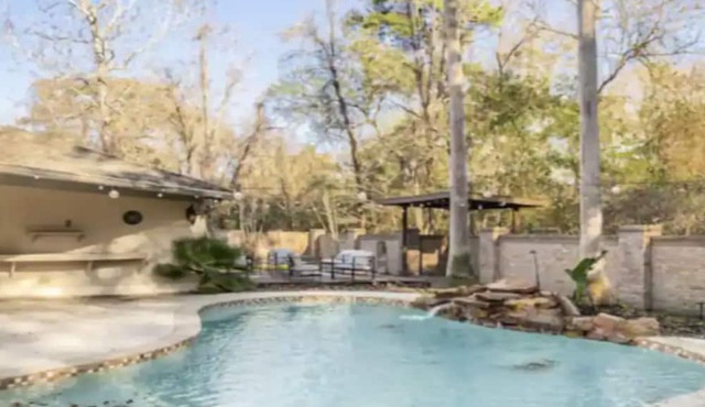 12 beds, Pool, Parking, Large backyard, Pet friendly