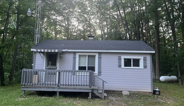 Cozy 2-bedroom cabin in serene West Branch with AC, WiFi