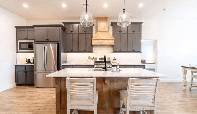 Spacious 4-bedroom house with WiFi, AC within a couple miles of the Stadium!