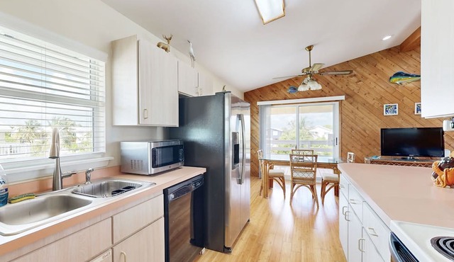 Open Water Access canal home, large kitchen, WIFI, central AC