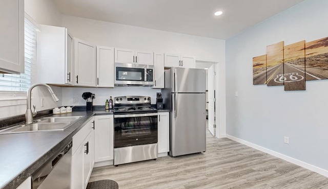 Newly remodeled home near Route 66 w/WiFi, AC, Washer/Dryer