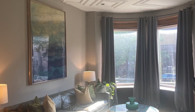 Charming 4-bedroom row home with AC, pool table, fitness room, WiFi in Chicago