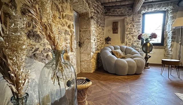 Holiday Home 'Pont Du Gard - Maison, Spa' with Mountain View, Wi-Fi and Air Conditioning