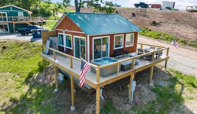 Romantic Lake Haven: Couples' Cabin with Spectacul