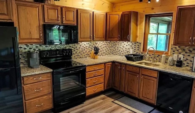 LAKEFRONT w/HOT TUB, FIRE PIT, 5 MIN TO SKI /Sleeps 22/Pet Friendly