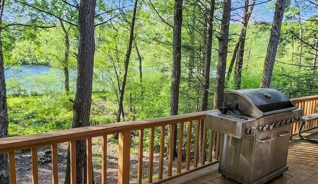 LAKEFRONT w/HOTTUB/FIRE PIT/Arcade GAMES/5 MIN TO SKI/Sleeps 14+ Pet Friendly