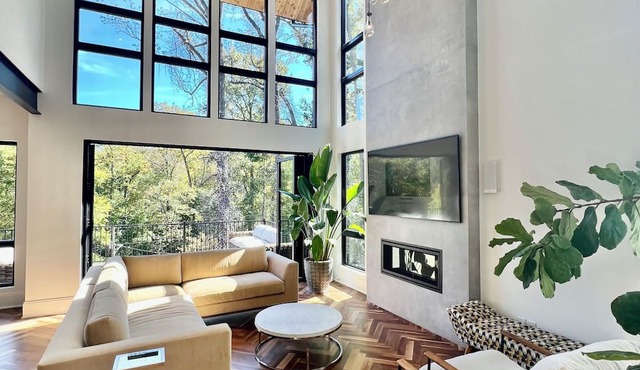 Executive, Modern, serene house - perfect location, putting green, elevator
