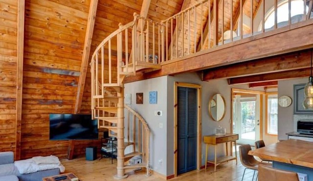 CHARMING A-FRAME CABIN BY THE LAKE w/FULL AMENITIES, PET/FAMILY FRIENDLY!